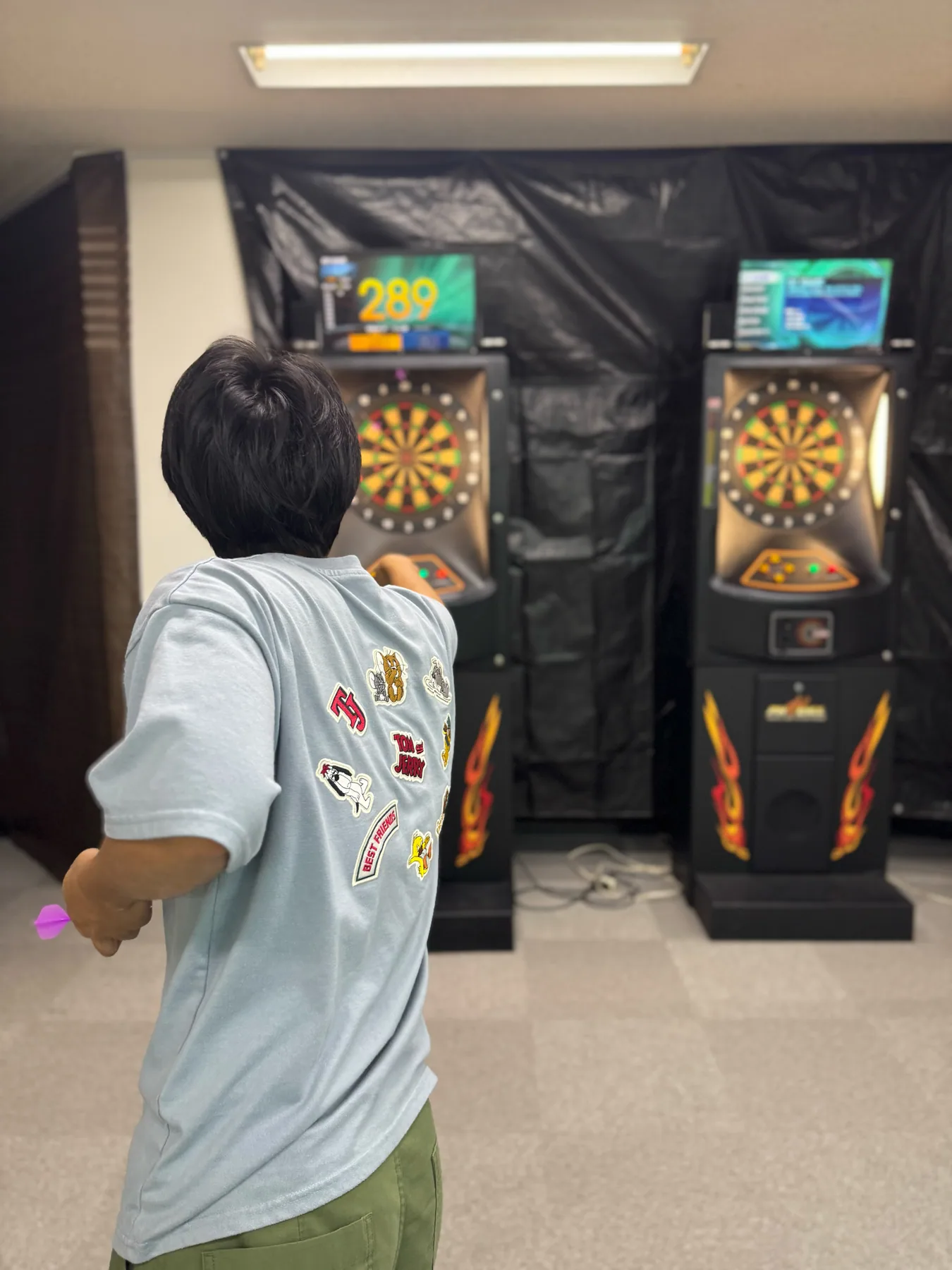 電子ダーツをプレイする様子