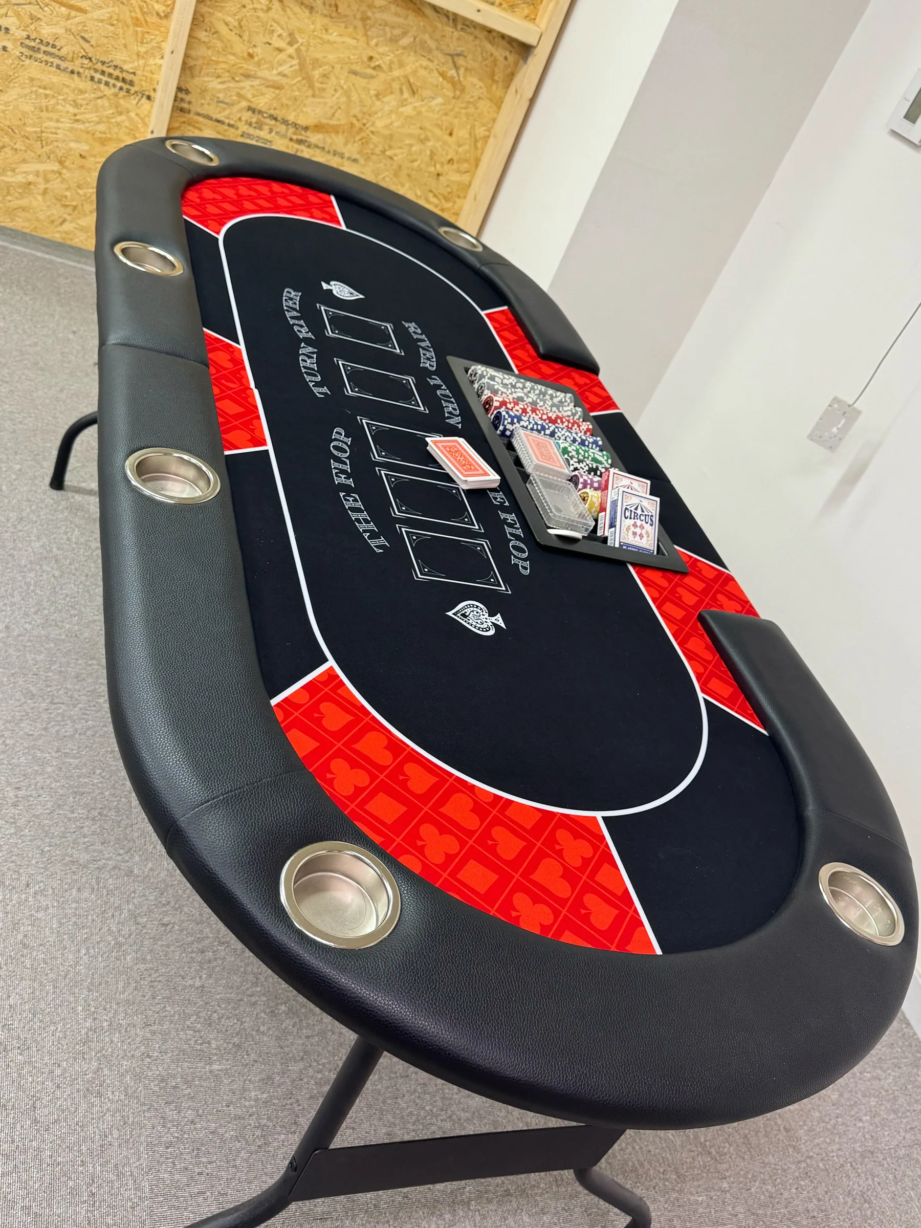 チップとカードが置かれたポーカーテーブル